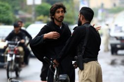 رجل أمن باكستاني يفتش الأشخاص والمركبات عند نقطة تفتيش عقب هجوم على مواطنين صينيين في بيشاور حيث قُتل ما لا يقل عن 6 أشخاص بينهم 5 صينيين في الهجوم (إ.ب.أ)